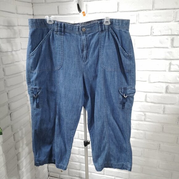 Gloria Vanderbilt Ladies Size 16 Medium Wash Lightweight Jean Capri's - Picture 1 of 8